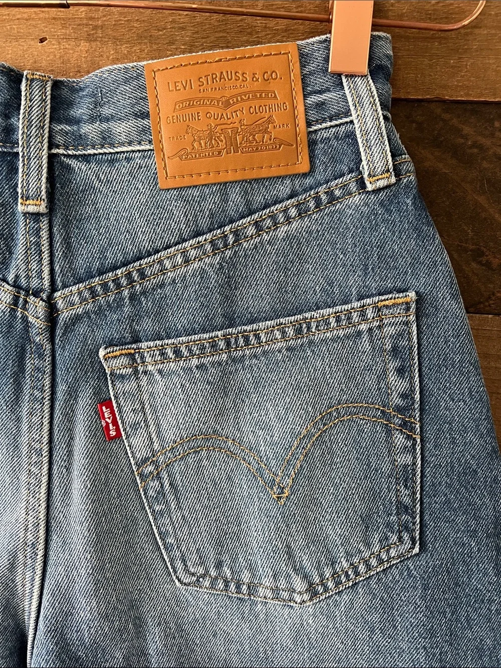 Levi's Women's High Rise Baggy Jean Denim Shorts in Medium Wash Size 25